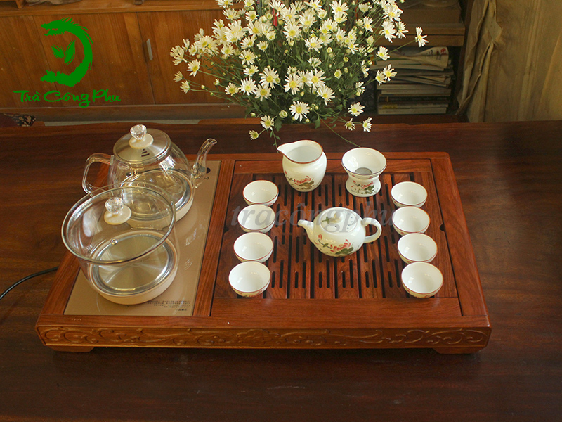 Bộ ấm chén bao gồm 1 ấm và 8 chén, 1 tống chuyên trà, 01 phễu lọc